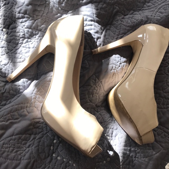 Nude Guess stilettos - Picture 2 of 8